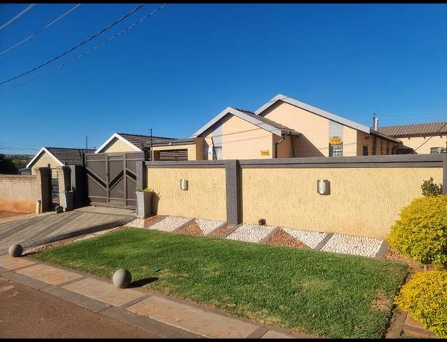 3 BEDROOM HOUSE FOR SALE IN MAHUBE VALLEY